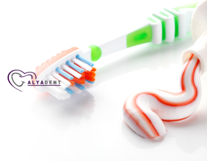 1. Diş eti iltihabı ve çene kemiği iltihabı riski artar, çünkü diyabetik bir kişinin enfeksiyonlara karşı direnci azalır. 2. İlaç nedeniyle, diyabetik kişinin tükürük üretiminde azalma olması daha olasıdır ve bu da ağız kuruluğuna neden olur. Bu, diş eti iltihabına ve çürüklere neden olabilir. 3. Şeker hastalığı iltihabın iyileşmesini geciktirir. 4. Vücuttaki iltihaplanma kan değerlerini bozabilir. Kan şekeri seviyesi ne kadar yüksek olursa, diş problemleri riski de o kadar yüksek olur. Bu nedenle, doğru bir diş temizliği için, diyabet hastaları veya diyabet riski taşıyanlar için uyulması gereken ortak iyi kurallar vardır; • Dişlerinizi her yemekten sonra, hassas diş etlerinden kaçınarak nazik bir temizlik için yumuşak ve ultra ince kıllara sahip fırçalar kullanarak fırçalayın, • Plak önleyici etkiye sahip doğru florür ve antioksidan içeriğine sahip bir diş macunu kullanarak dişlerinizi her gün temizleyin, • Diş etlerine zarar vermeyecek aynı zamanda kan dolaşımını uyaran diş ipi ile diş arası boşluklardaki yemek artıklarını yok edin, • Profesyonel bir temizlik için diş hekiminize güvenin, • Dişlerinizi diş fırçası ve diş macunu ile temizledikten yaklaşık yarım saat sonra gargara ile çalkalayın, • Gargarayı kullandıktan sonra ağzınızı suyla çalkalamayın.